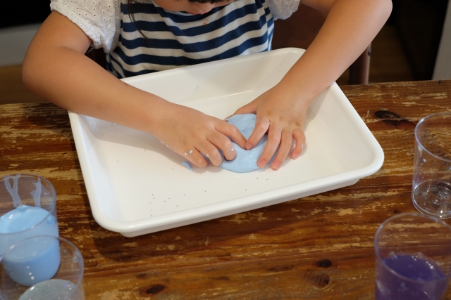 手作りでスライムを作る園児