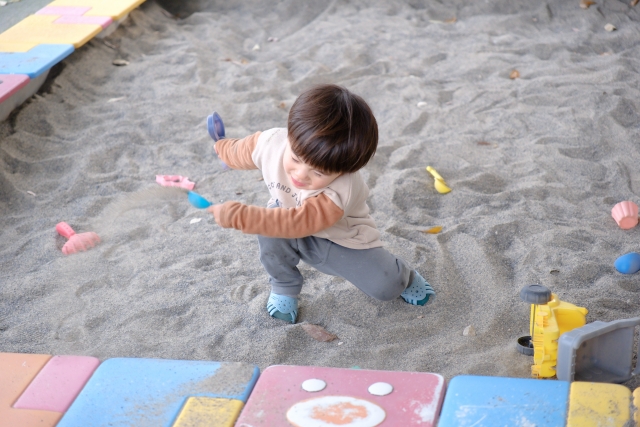 非認知能力を鍛える外遊びをする子ども