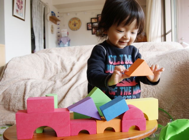 年齢別の知育玩具と子ども