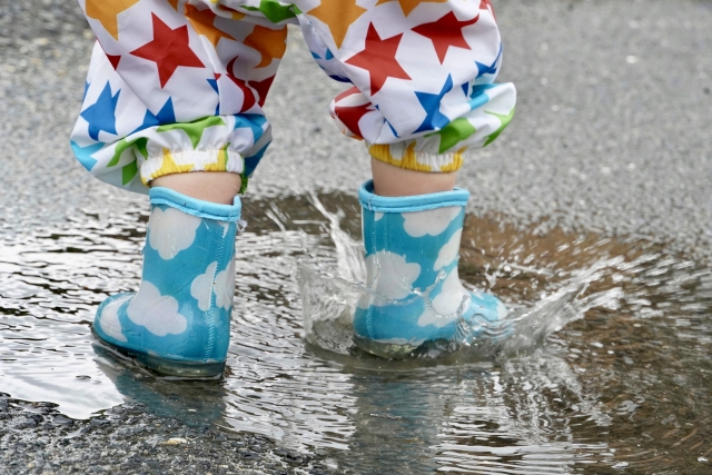 水たまりで遊ぶこども