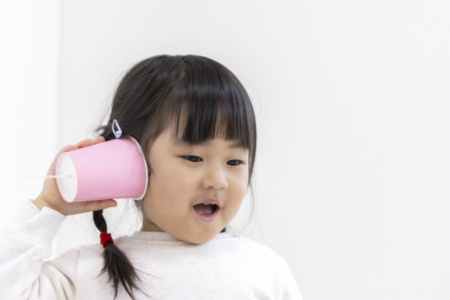 糸電話で遊ぶ女の子