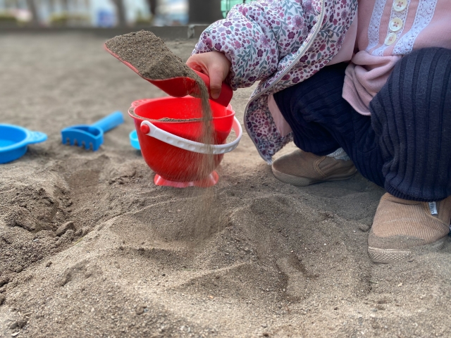 砂遊びをする子ども達