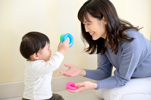 親子で遊ぶ様子